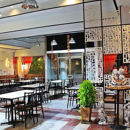 โรงแรมเรือนทิพย์ เชียงราย Ruean Tip Hotel エクステリア 写真