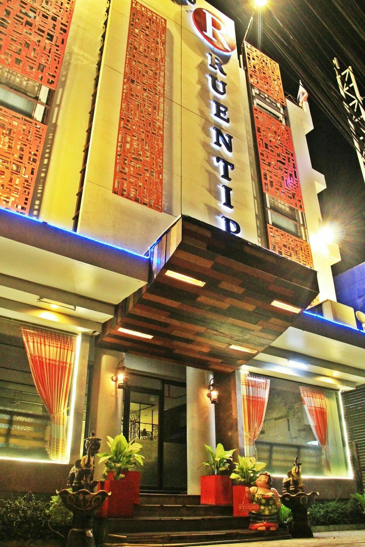 โรงแรมเรือนทิพย์ เชียงราย Ruean Tip Hotel エクステリア 写真